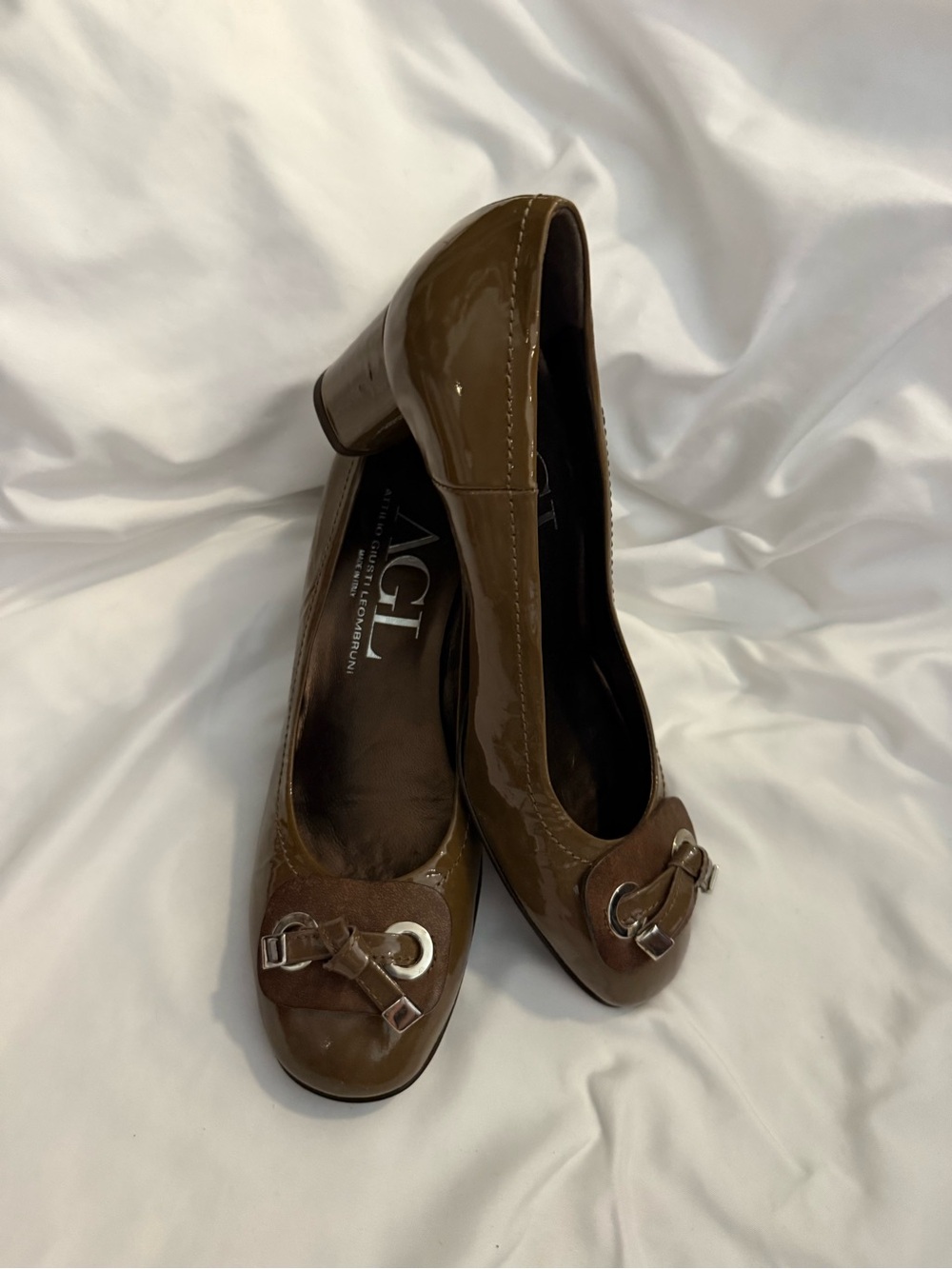 NWOT AGL Attilio Giusti Leombruni Brown Patent Leather Tie Detail Pumps